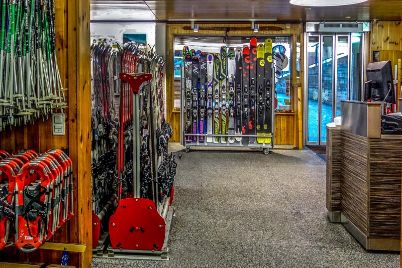 Dans un magasin de vente au détail déquipements de sports dhiver, le sol est recouvert du revêtement de sol WARCO.