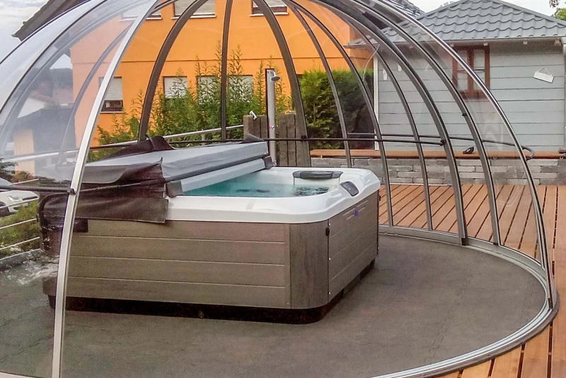 La spa privata all'aperto nel giardino è progettata in modo funzionale con la copertura semi-aperta, il jacuzzi e il sottofondo per piscina di WARCO.