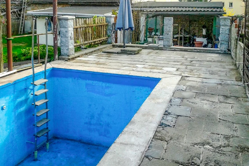 La piscina interrata e il giardino circostante sono stati completamente danneggiati dalle intemperie e hanno
bisogno di una ristrutturazione completa.