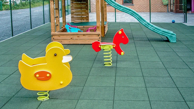 L’aire de jeux pour enfants est équipée de divers équipements de jeux et de dalles de sécurité avec la protection antichute de WARCO.