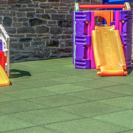 La lastre anticaduta WARCO nel parco giochi per i bambini piccoli garantiscono la protezione anticaduta e contro gli urti durante il gioco.
