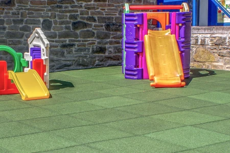 La lastre anticaduta WARCO nel parco giochi per i bambini piccoli garantiscono la protezione anticaduta e contro gli urti durante il gioco.