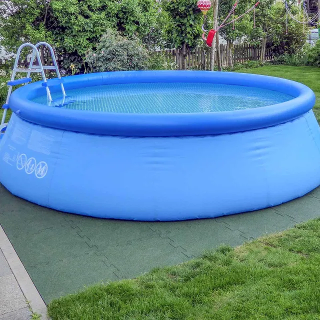 Mit einem Quick Up Pool holt man den Badespaß günstig und schnell in den eigenen Garten holen. Als sicherer Boden für den Quick Up Pool empfehlen sich elastische Poolplatten von WARCO.