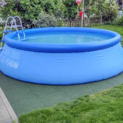 Mit einem Quick Up Pool holt man den Badespaß günstig und schnell in den eigenen Garten holen. Als sicherer Boden für den Quick Up Pool empfehlen sich elastische Poolplatten von WARCO.