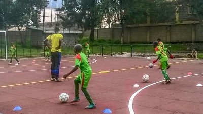 Un campo da calcio per la formazione professionale di giovani di talento in Kenya è stato creato utilizzando le lastre per giocare a palla di WARCO. Gli adolescenti giocano a calcio con grande entusiasmo.