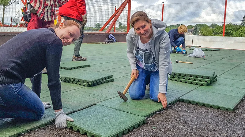 Fallschutzplatten selbst auf einem Outdoor-Spielbereich verlegen, einfache Installation.