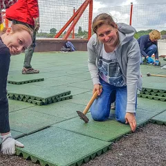 Fallschutzplatten selbst auf einem Outdoor-Spielbereich verlegen, einfache Installation.