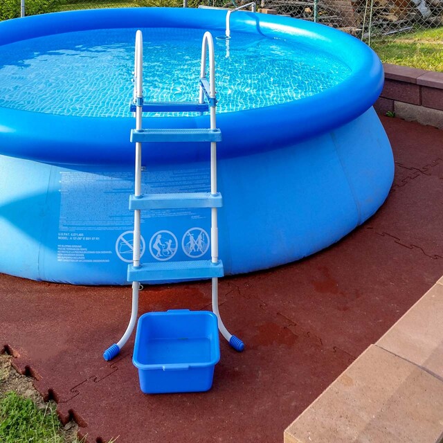 Auf einer Unterlage aus wasserdurchlässigen Poolplatten von WARCO steht ein Quick Up Pool dauerhaft und sauber. Außerhalb außerhalb der Badesaison kann die Fläche als Terrasse genutzt werden.