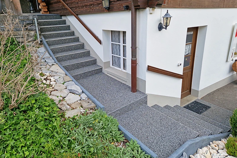 Le scale della casa sulle Alpi sono rivestite con il rivestimento antiscivolo delle scale WARCO nel colore Granito chiaro.