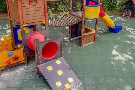 I tappeti e le lastre antitrauma di WARCO offrono una sicurezza certificata in qualsiasi parco giochi pubblico, come richiesto dalla norma EN 1176.