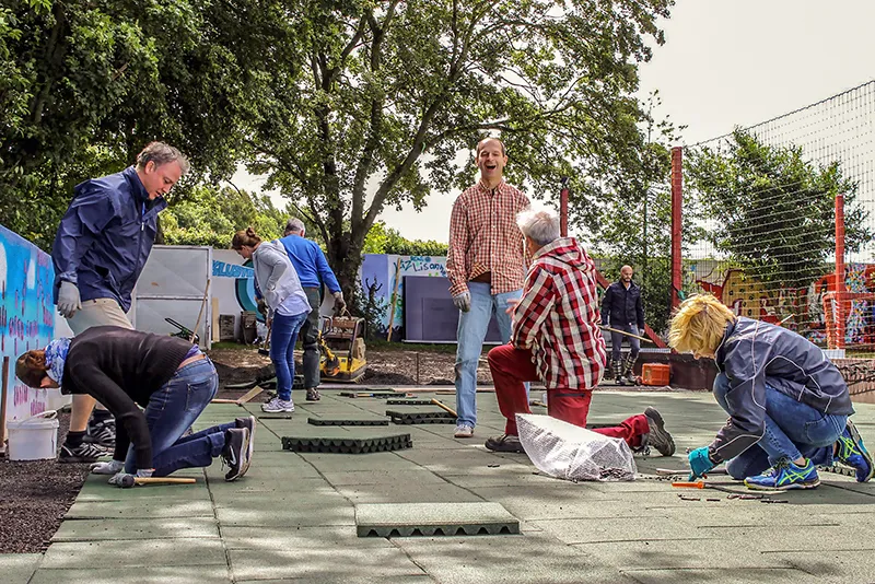 Fallschutzplatten outdoor einfach verlegen auf stabiler Tragschicht.