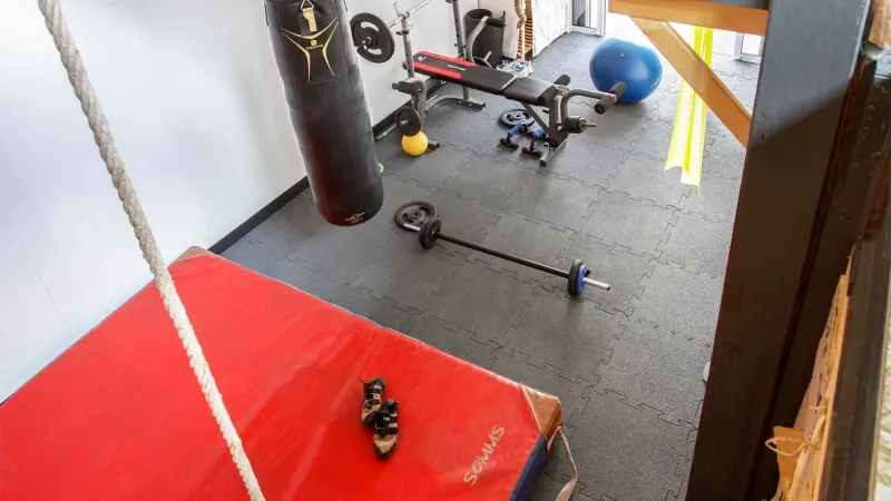 Una palestra domestica è dotata delle attrezzature per l’allenamento e dei tappeti sportivi di WARCO in colore Antracite che sono antiscivolo e durevoli.