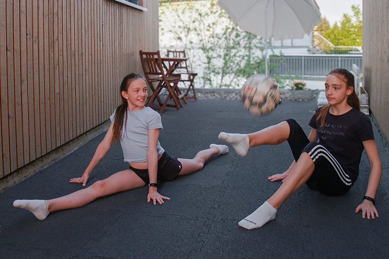 Kinder auf einem elastischen WARCO Bodenbelag im Aussenbereich. Der Bodenbelag eignet sich für Fitness, Spiel, Freizeit und viele weitere Anwendungen im Innen- und Außenbereich.