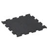 Fitness Performance Elite pavimento sportivo von WARCO im Farbdesign Rosso leggermente punteggiato mit den Abmessungen 50 x 50 x 1,5 cm | 0,25 m². Produktfoto von Artikel 3769 in der Aufsicht von schräg vorne.