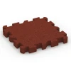 Fallschutz-Puzzlematte von WARCO im Farbdesign Ziegelrot mit den Abmessungen 50 x 50 x 6 cm | 0,25 m². Produktfoto von Artikel 6310 in der Aufsicht von schräg vorne.