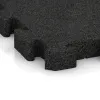 La vue détaillée sur les bords du produit WARCO 4085, Tapis pour paddock, au format 500 x 500 x 50 mm, en couleur Anthracite.