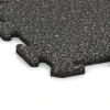 Detailaufnahme der Randausprägung von WARCO-Produkt 0051, Pavimento per esterno, Format 50 x 50 x 1,8 cm | 0,25 m², Farbe Granito grigio scuro.