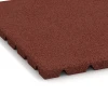 Detailaufnahme der Randausprägung von WARCO-Produkt 3966, Piastra da pavimento per cani, Format 50 × 50 × 2,5 cm, Farbe Rosso mattone.
