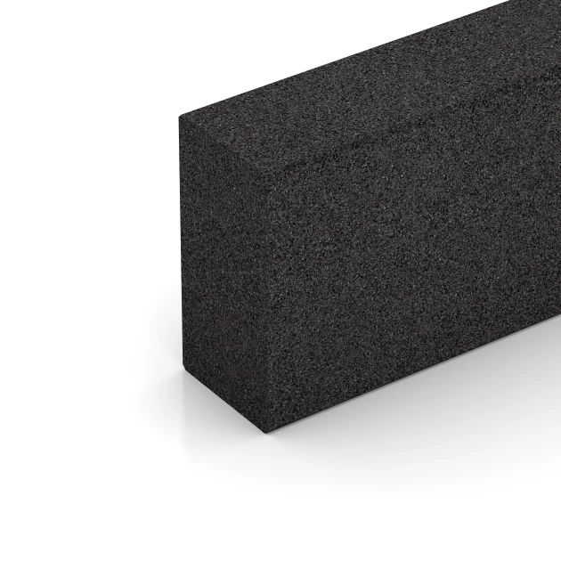 Detailaufnahme der Randausprägung von WARCO-Produkt 7028, Blockstufe aus Gummigranulat, Format 100 x 30 x 15 cm, Farbe Anthrazit.