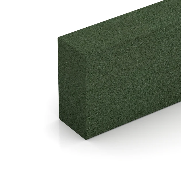 Detailaufnahme der Randausprägung von WARCO-Produkt 7030, Blockstufe aus Gummigranulat, Format 100 x 30 x 15 cm, Farbe Grasgrün.