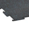 Detailaufnahme der Randausprägung von WARCO-Produkt 6451, Pavimento Fitness Compatto, Format 100 × 100 × 0,8 cm, Farbe Azzurro leggermente punteggiato.