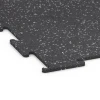 Detailaufnahme der Randausprägung von WARCO-Produkt 6452, Pavimento Fitness Compatto, Format 100 × 100 × 0,8 cm, Farbe Grigio leggermente punteggiato.