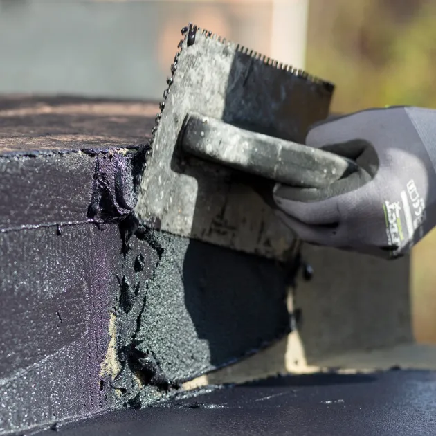 Detailaufnahme der Randausprägung von WARCO-Produkt 0017, ALLESDICHT – Il rivestimento in gomma dal secchio, Format 25 kg, Farbe Nero.