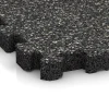 Detailaufnahme der Randausprägung von WARCO-Produkt 6104, Poolfliese Fugenlos, Format 30,6 x 30,6 x 3 cm | 0,094 m², Farbe Dunkelgrauer Granit.