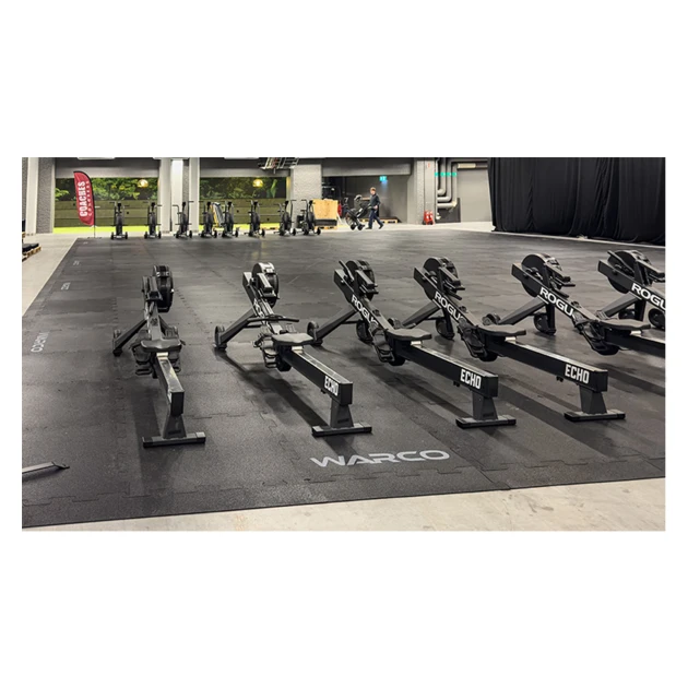 Detailaufnahme der Randausprägung von WARCO-Produkt 6191, Pavimentazione a noleggio Fitness Performance Elite, Format 15 × 20 m | 300 m², Farbe Antracite.