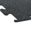 Detailaufnahme der Randausprägung von WARCO-Produkt 3754, Pavimentazione Fitness Performance Elite, Format 100 x 100 x 1 cm | 1,00 m², Farbe Azzurro leggermente punteggiato.