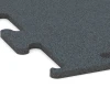 Detailaufnahme der Randausprägung von WARCO-Produkt 6159, Fitness Performance Elite Trainingsboden, Format 100 x 100 x 1,5 cm | 1,00 m², Farbe Farngrün.