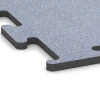 Detailaufnahme der Randausprägung von WARCO-Produkt 6150, Fitness Performance Elite Pavimento Sportivo, Format 100 x 100 x 2 cm | 1,00 m², Farbe Grigio nebbia.