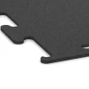 Detailaufnahme der Randausprägung von WARCO-Produkt 3749, Fitness Performance Elite Trainingsboden, Format 50 x 50 x 1 cm | 0,25 m², Farbe Anthrazit.