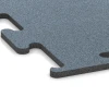 Detailaufnahme der Randausprägung von WARCO-Produkt 6166, Fitness Performance Elite Trainingsboden, Format 50 x 50 x 1,5 cm | 0,25 m², Farbe Altsilber.