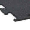 Detailaufnahme der Randausprägung von WARCO-Produkt 3769, Fitness Performance Elite Trainingsboden, Format 50 x 50 x 1,5 cm | 0,25 m², Farbe Leicht Rot Gesprenkelt.