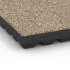 Detailaufnahme der Randausprägung von WARCO-Produkt 6446, Fallschutzplatte – 210 cm, Format 50 x 50 x 7 cm, Farbe Travertin.