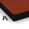 Detailaufnahme der Randausprägung von WARCO-Produkt 6205, Piastrelle antitrauma, Format 50 x 50 x 8 cm, Farbe Rosso mattone.