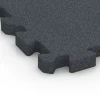 Detailaufnahme der Randausprägung von WARCO-Produkt 6996, Piastrella per palestra, Format 50 x 50 x 4 cm | 0,25 m², Farbe Grigio ardesia.