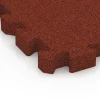 Detailaufnahme der Randausprägung von WARCO-Produkt 6306, Piastra antitrauma ad incastro puzzle, Format 50 x 50 x 5 cm | 0,25 m², Farbe Rosso mattone.