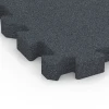 Detailaufnahme der Randausprägung von WARCO-Produkt 6317, Fallschutz-Puzzlematte, Format 50 x 50 x 5 cm | 0,25 m², Farbe Schiefergrau.