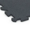 Detailaufnahme der Randausprägung von WARCO-Produkt 6315, Fallschutz-Puzzlematte, Format 50 x 50 x 2 cm | 0,25 m², Farbe Schiefergrau.