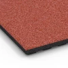 Detailaufnahme der Randausprägung von WARCO-Produkt 6388, Tappeto in gomma per box cavalli Premium, Format 100 x 100 x 4,5 cm | 1,00 m², Farbe Rosso mattone.