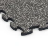 La vue détaillée sur les bords du produit WARCO 6760, Dalle bord de piscine, au format 44,6 x 44,6 x 1,8 cm, en couleur Granit gris foncé.