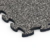 Detailaufnahme der Randausprägung von WARCO-Produkt 6913, Messeboden Klickfliese, Format 44,6 x 44,6 x 1,8 cm, Farbe Dunkelgrauer Granit.