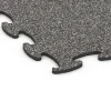 La vue détaillée sur les bords du produit WARCO 6868, Dalle Fitness Max, au format 98 x 98 × 1,8 cm, en couleur Granit gris foncé.
