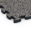 Detailaufnahme der Randausprägung von WARCO-Produkt 6931, Pavimentazione antitrauma puzzle, Format 44,6 x 44,6 × 2,8 cm, Farbe Granito grigio scuro.