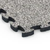 Detailaufnahme der Randausprägung von WARCO-Produkt 6941, Lastra terrazza in gomma, Format 44,6 x 44,6 × 2,8 cm, Farbe Granito grigio.