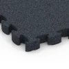 Detailaufnahme der Randausprägung von WARCO-Produkt 6959, Fitness Premium pavimento sportivo, Format 28,9 x 28,9 x 2,8 cm, Farbe Antracite.