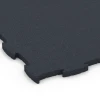La vue détaillée sur les bords du produit WARCO 6969, Fitness Premium sol technique, au format 99 x 99 x 2,8 cm, en couleur Anthracite.