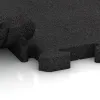 Großaufnahme vom Verbindungssystem von WARCO-Boden 4185 - Pavimentazione sportiva in gomma im Farbdesign Antracite. Abmessungen 500 x 500 x 40 mm.